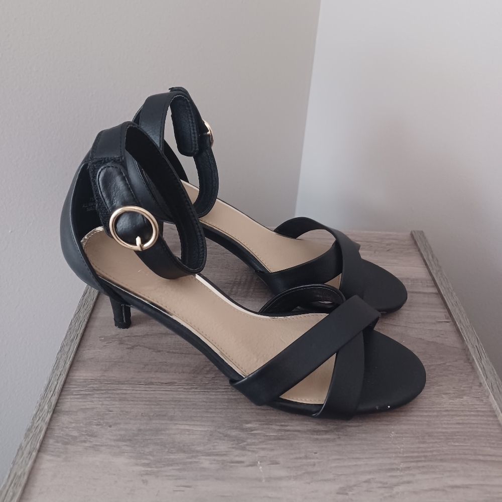 C Comfort Strappy Kitten Heel Sandals Sz 7 /